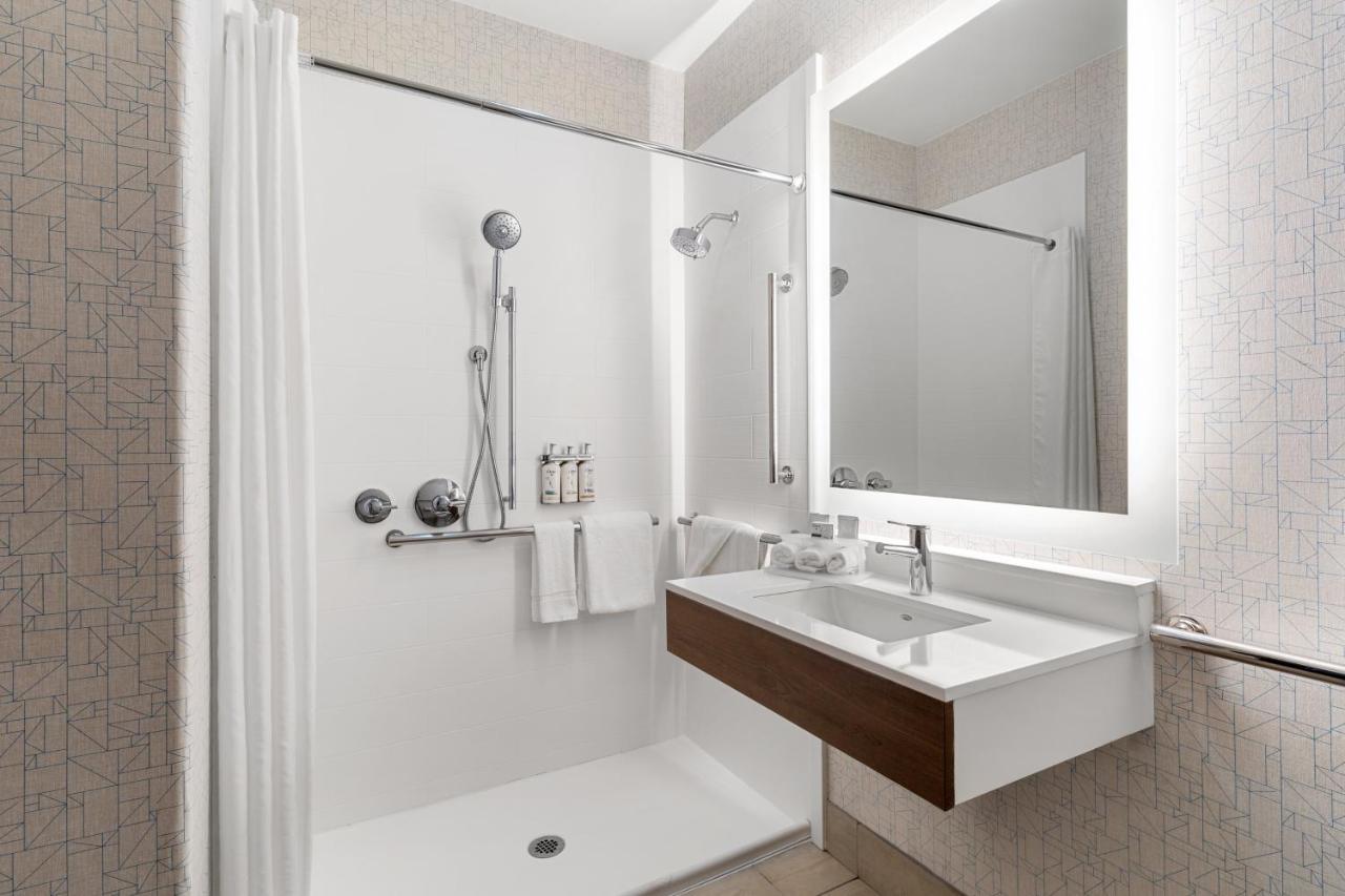 Holiday Inn Express Vancouver North By Ihg Exterior foto